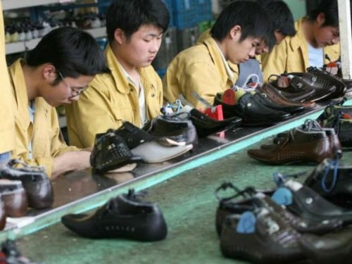 Китайцы шьют обувь